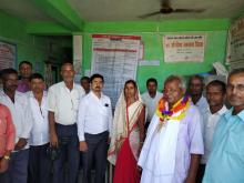 निजामती दिवसको अवसरमा पहिलो सेवा ग्राहिलाई गुम्छा मला अविर लगाई स्वागत गरेको